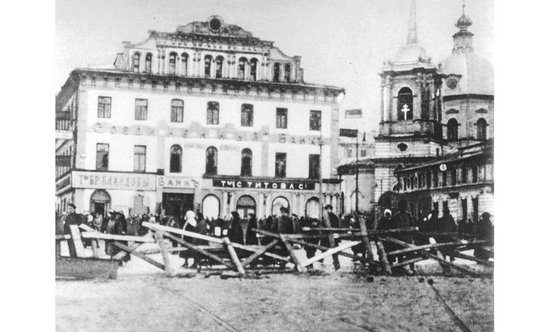 Rewolucja październikowa 1917 roku: barykada na placu Arbackim w Moskwie