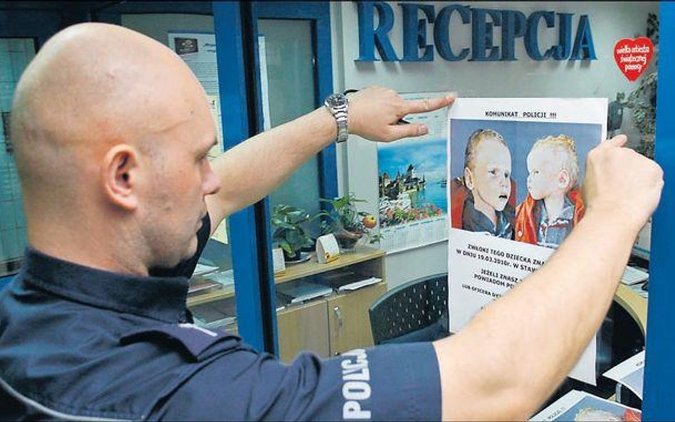 Policja prosi wszystkich, którzy wiedzą coś na temat dziecka z plakatu, o kontakt pod nr tel. 33 851