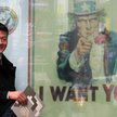 Dan Choi przed centrum rekrutacyjnym amerykańskiej armii