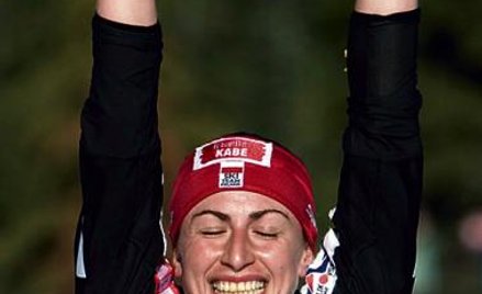 Justyna Kowalczyk świętuje trzecie pucharowe zwycięstwo w karierze. Polka była najlepszą biegaczką w