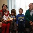 Róża (na kolanach mamy) z rodziną