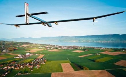 Samolot słoneczny jest wielkości jumbo jeta, ale waży zaledwie 1600 kg. W kabinie mieści się tylko j