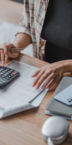 Kobiety w Polsce częściej niż mężczyźni rezygnują z regularnego odkładania pieniędzy.