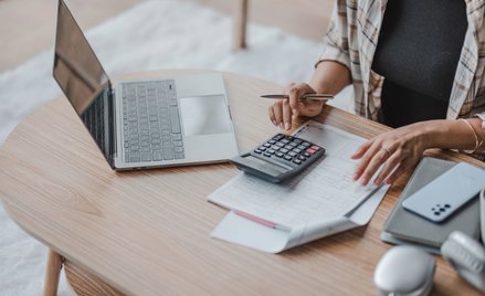 Kobiety w Polsce częściej niż mężczyźni rezygnują z regularnego odkładania pieniędzy.