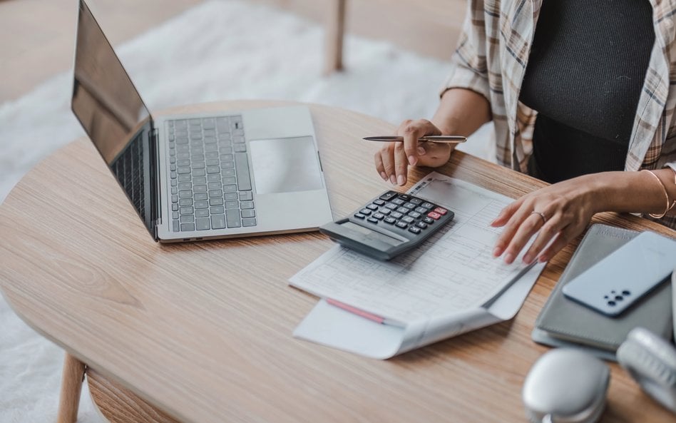 Kobiety w Polsce częściej niż mężczyźni rezygnują z regularnego odkładania pieniędzy.