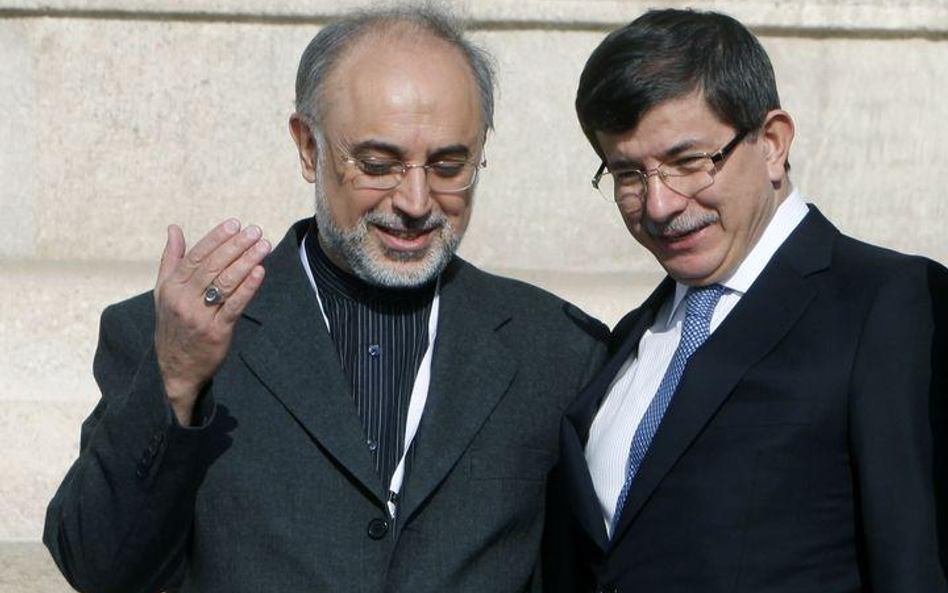 Ministrowie spraw zagranicznych: Turcji - Ahmet Davutoglu (z prawej) i Iranu - Ali Akbar Salehi