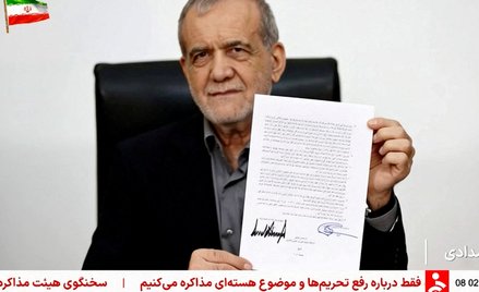 Prezydent Iranu Masud Pezeszkian trzyma memorandum podpisane z prezydentem USA Donaldem Trumpem.