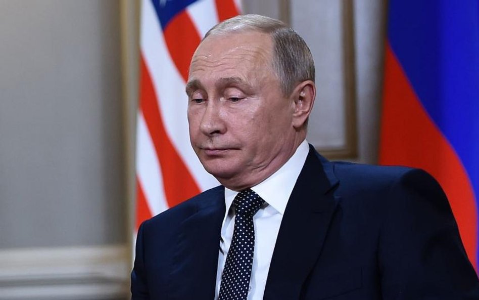 Spokojny i dominujący Władimir Putin w Helsinkach