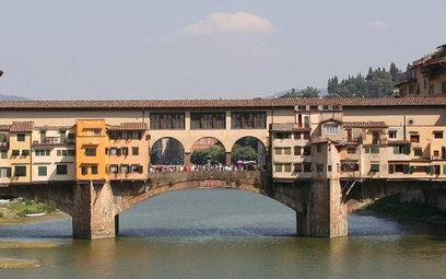 Ponte Vecchio, nad którym biegnie tzw. korytarz Vasariego. This file is licensed under the Creative 
