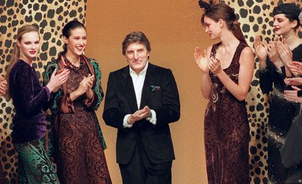 Emanuel Ungaro wycofał się ze świata mody w 2004 r. (na zdjęciu wśród modelek po pokazie swej kolekc