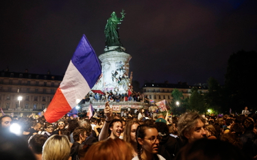 Reakcja ludzi, zgromadzonych na Place de la Republique w Paryżu, na wyniki drugiej tury wyborów
