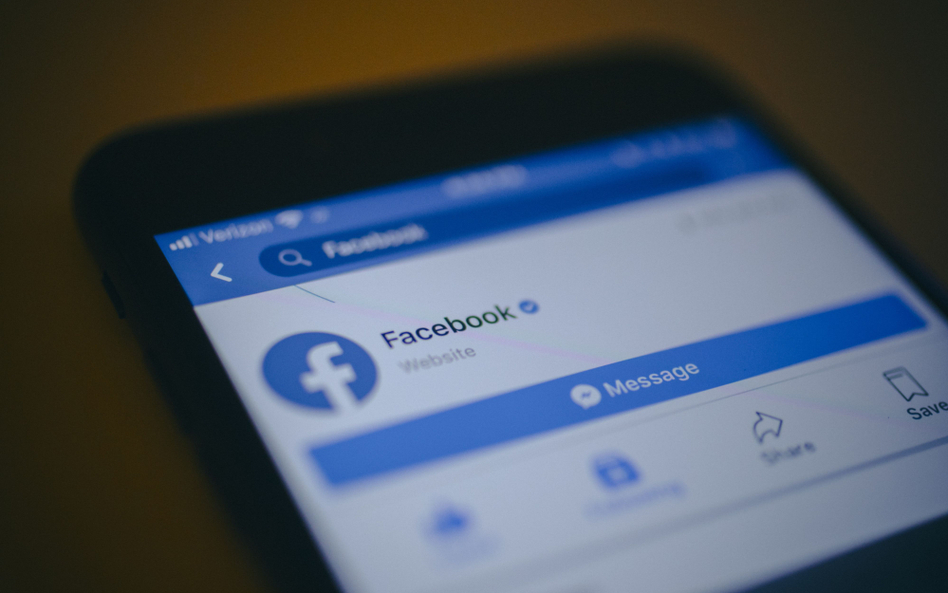 Facebook zmienia logo. Nowe barwy mają zakryć problemy