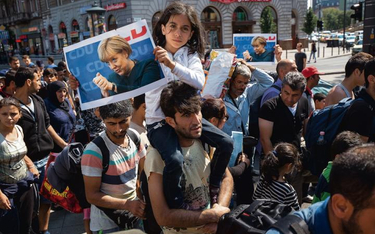 Angela Merkel dla koczujących w Budapeszcie imigrantów stała się symbolem polityka z ludzką twarzą