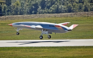 Prototyp bezzałogowego tankowca Boeing MQ-25A Stingray ląduje po pierwszym locie, który odbył się 19