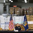 Gubernator Andrew Cuomo w wielkim centrum targowym na Manhattanie przerabianym na szpital