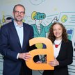 Jon Eastick, dotychczasowy dyrektor finansowy Allegro i  Katarzyna Ostap-Tomann, nowa CFO spółki