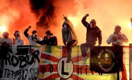 W Bydgoszczy na boisko wdarli się najpierw kibice Legii Warszawa, a później Lecha Poznań. Doszło do 
