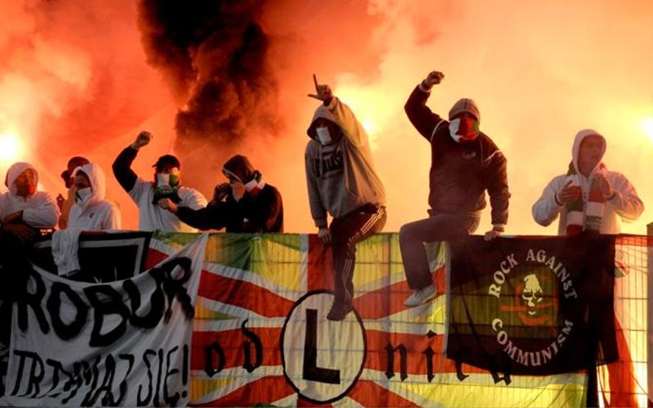W Bydgoszczy na boisko wdarli się najpierw kibice Legii Warszawa, a później Lecha Poznań. Doszło do 