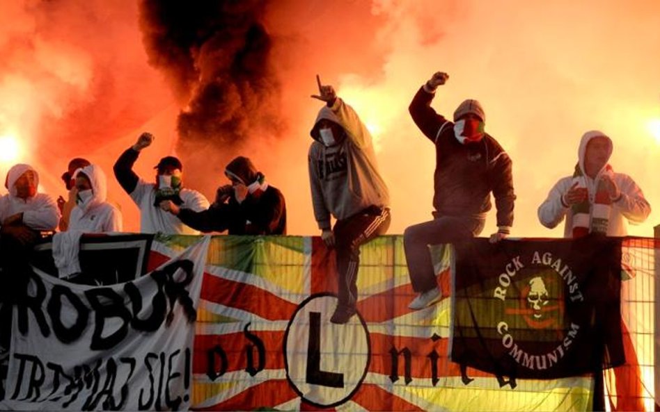 W Bydgoszczy na boisko wdarli się najpierw kibice Legii Warszawa, a później Lecha Poznań. Doszło do 