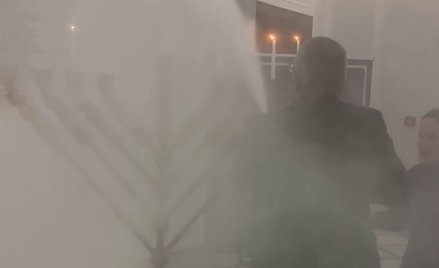 Grzegorz Braun gasi menorę