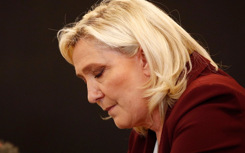 Sondaże wskazują, że Zjednoczenie Narodowe Marine Le Pen nie może liczyć na bezwzględną większość w 