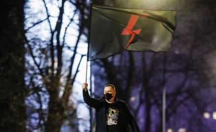 Sąd: policjanci muszą oddać flagę z błyskawicą