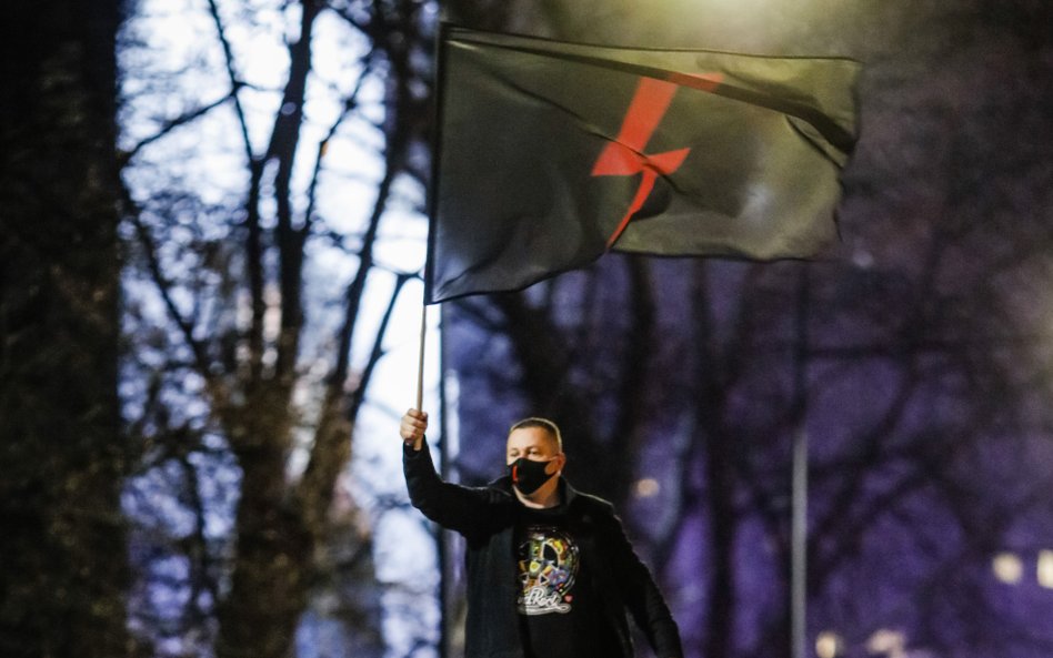 Sąd: policjanci muszą oddać flagę z błyskawicą