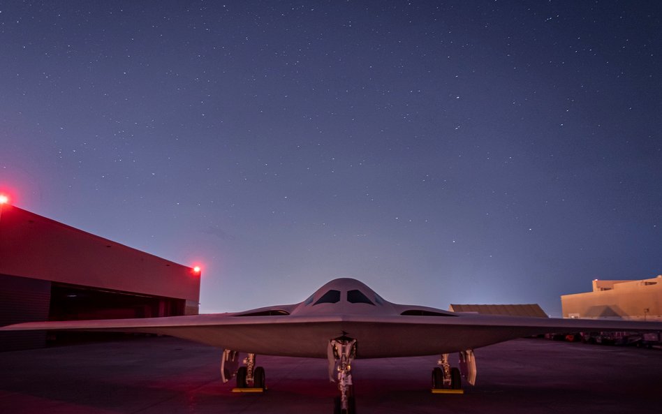 Pierwszy bombowiec Northrop Grumman B-21A Raider podczas uroczystej prezentacji.