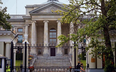 Blokada kont ambasady Rosji: precedens, który może się obronić