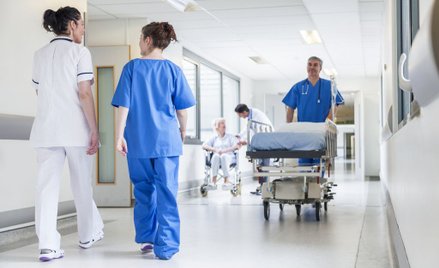 W szpitalu na Banacha lekarze mają operować, a nie uczyć studentów