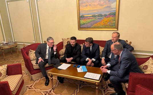 Keir Starmer, Wołodymyr Zełenski, Emmanuel Macron, Donald Tusk i Friedrich Merz w czasie rozmowy tel