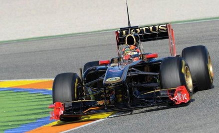 Robert Kubica w lotusie renault R31 na torze w Walencji
