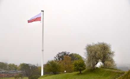 Biało-czerwona flaga zawisła 2 maja na Górze Gradowej w Gdańsku.