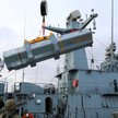 Załadunek pojemników transportowo-startowych z pociskami RBS 15 Mk3 na ORP Piorun.