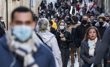 Francja wprowadza kwarantannę dla osób, które miały kontakt z Omikronem