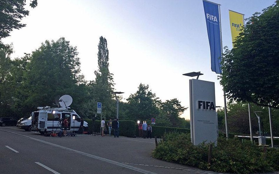 Dziennikarze przed siedzibą FIFA w Zurichu, czerwiec 2015 (Fot. Albinfo)