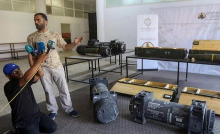 Zdjęcie zrobione w Trypolisie w czerwcu 2019 r. Bojownicy lojalni wobec rządu pokazują amerykańskie 