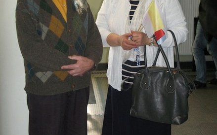 Wierni modlili się pod salą rozpraw