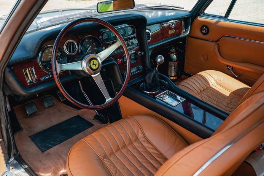 Luksusowe wnętrze, podobnie jak cały wóz, ma za sobą renowacje. Podróżować może wygodnie czterech pa