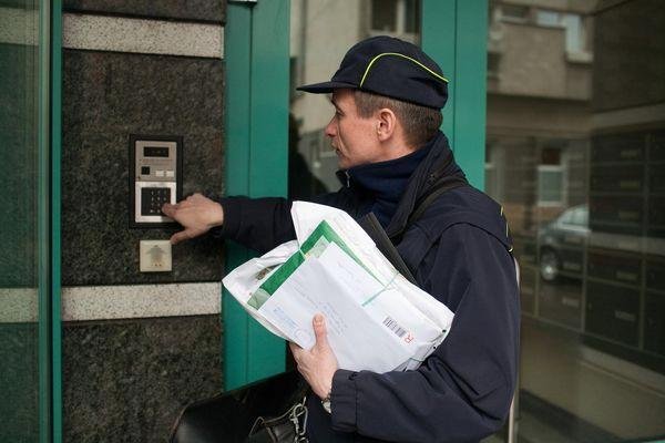 Когда вручение решения взрослому члену семьи считается действительным?