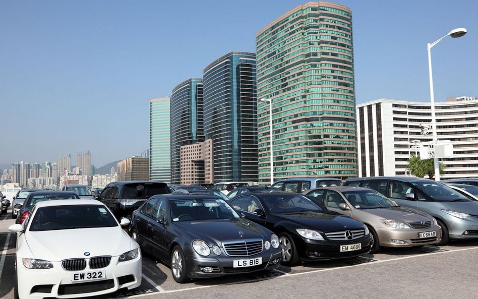 Luksusowe samochody na parkingu w Hongkongu