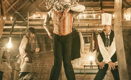 Nahuel Pérez Biscayart (w masce) i Albert Dupontel w scenie z filmu. Od piątku w kinach