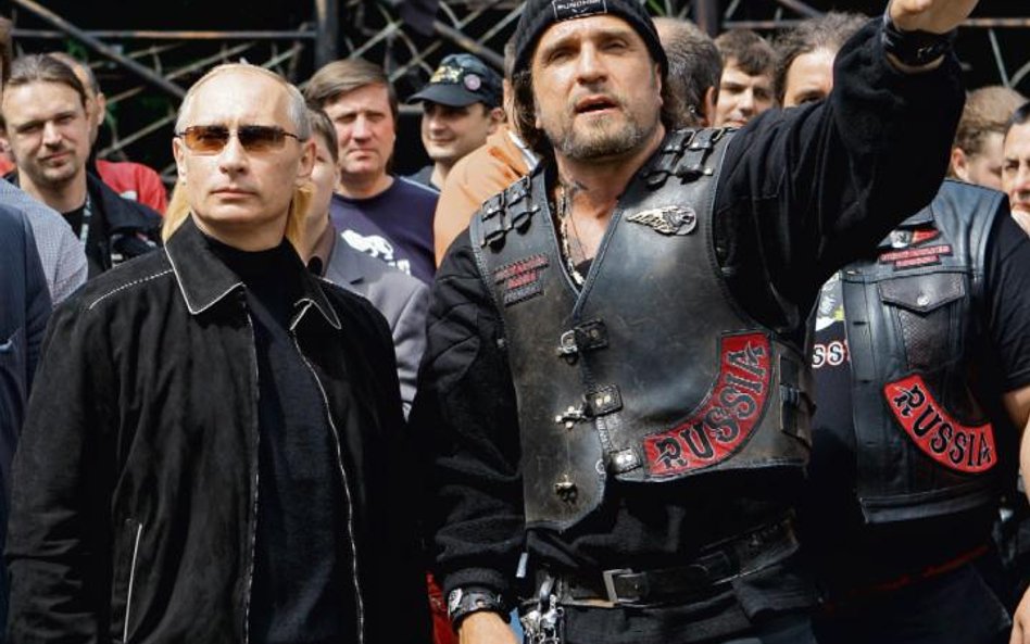 Rozmowy na szczycie: Władimir Putin wymienia opinie z Aleksandrem Załdostanowem, lipiec 2009