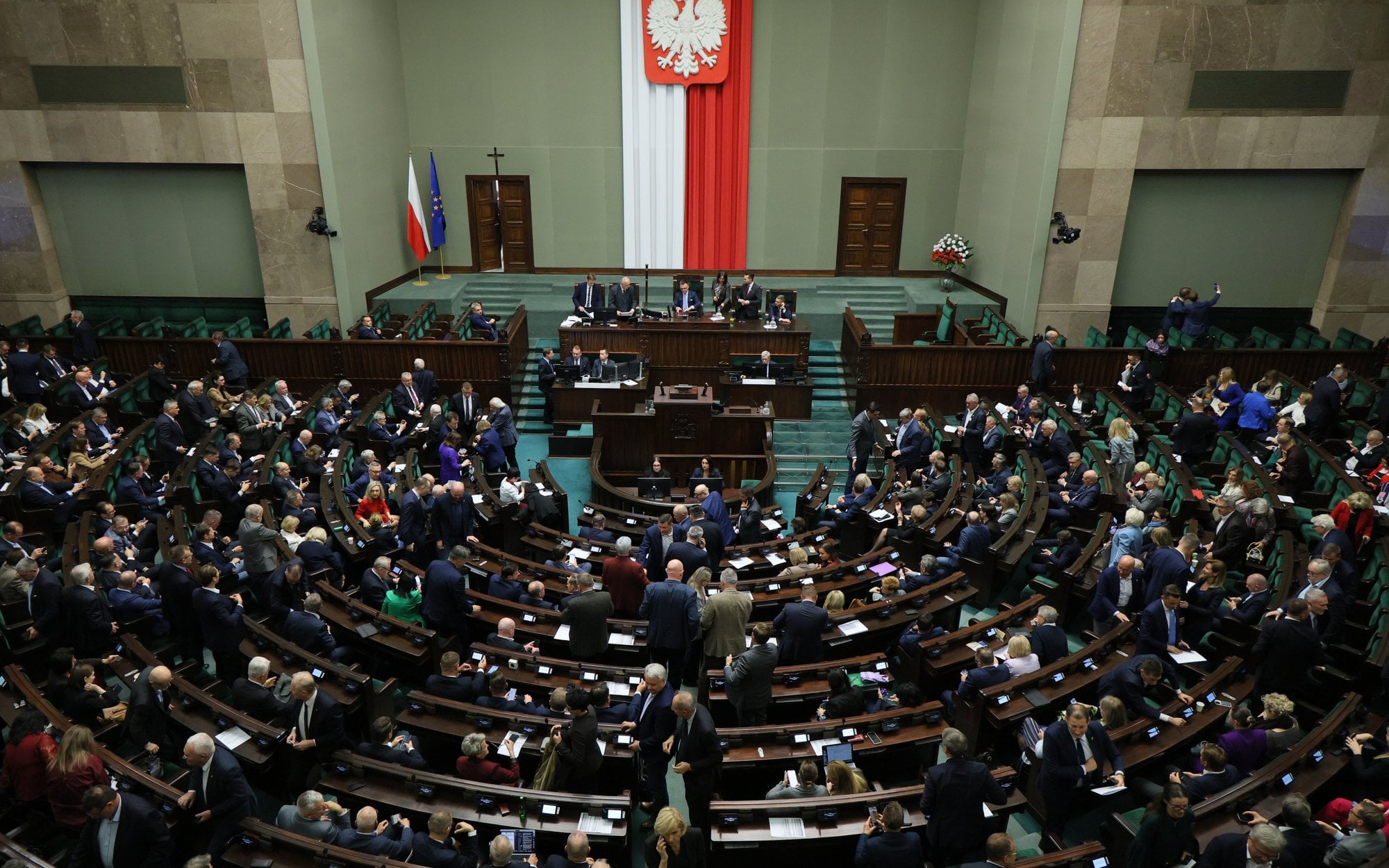 Rośnie zainteresowanie mniejszymi partiami. KO i PiS ze spadkami poparcia