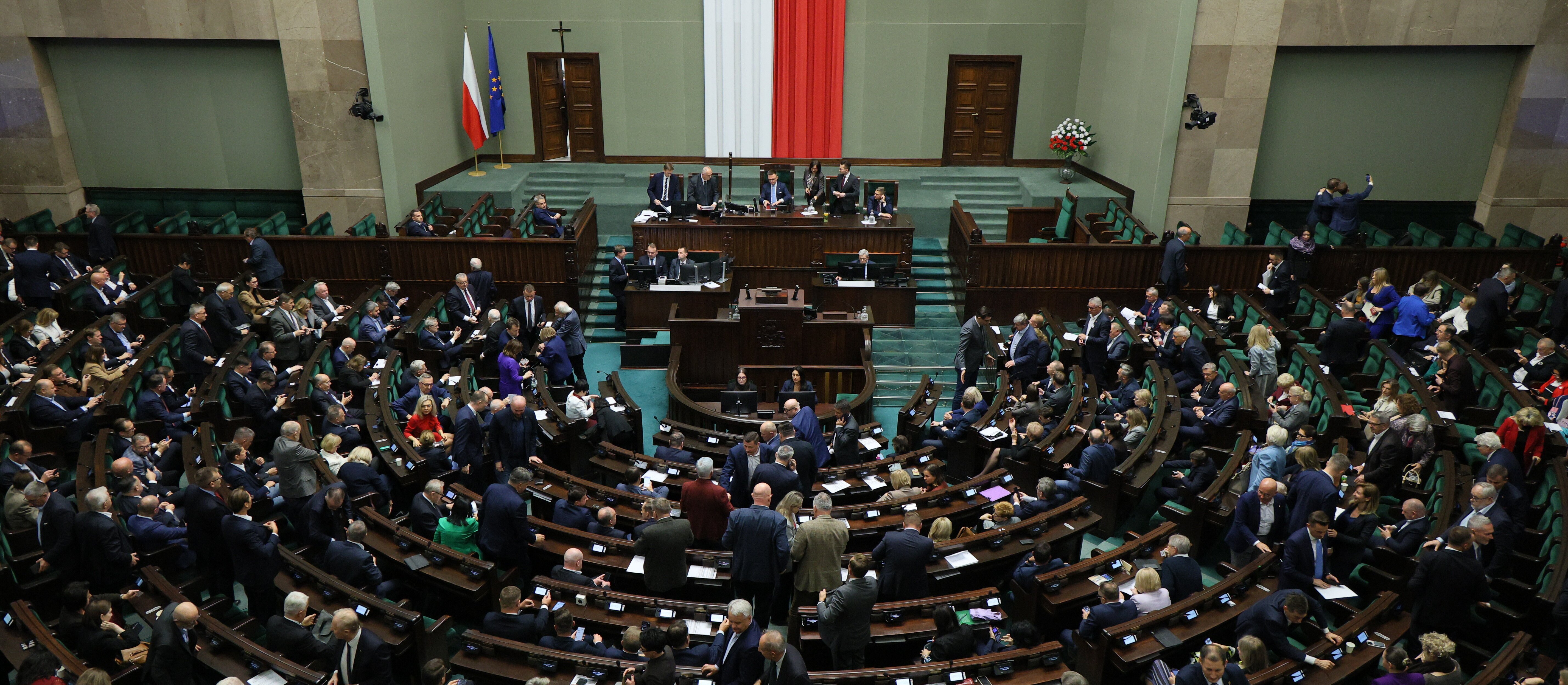 Spada poparcie dla KO i PiS. Razem pod progiem wyborczym
