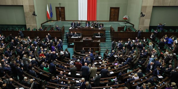 Rośnie zainteresowanie mniejszymi partiami. KO i PiS ze spadkami poparcia