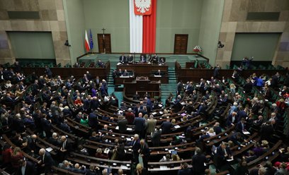Rośnie zainteresowanie mniejszymi partiami. KO i PiS ze spadkami poparcia
