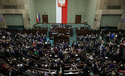 Spada poparcie dla KO i PiS. Razem pod progiem wyborczym