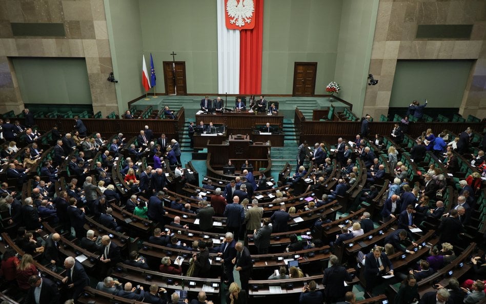 Spada poparcie dla KO i PiS. Razem pod progiem wyborczym