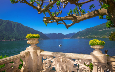 Widok na jezioro Como, którego brzegi są jedną z najbardziej atrakcyjnych lokalizacji nieruchomości 